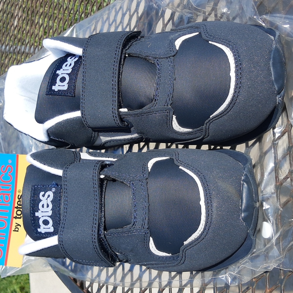 Chromatics by Totes Men's shoes, size 9M. Dark Navy Blue color.